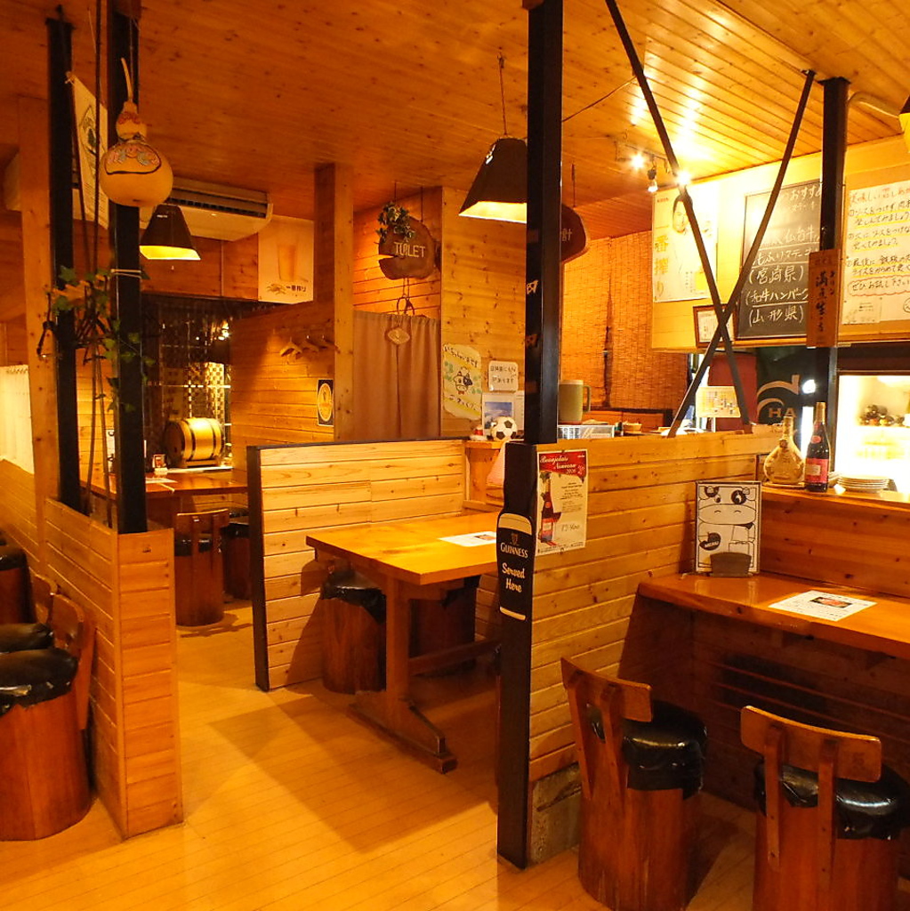 ウッド調で落ち着いた店内は店主の手作り。森の中の小屋へ来たような、温かみや優しい雰囲気が漂う。