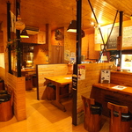 ウッド調で落ち着いた店内は店主の手作り。森の中の小屋へ来たような、温かみや優しい雰囲気が漂う。