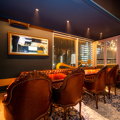 当店のテーブル席は2名様用が6卓あり、落ち着いた雰囲気でリラックスできます。オーナー自ら釣り上げた鮮魚や創作料理を楽しみながら、デートや大切なご友人との食事にぴったりな空間です。肩を寄せ合いながら、心温まる会話を楽しんでください♪