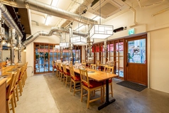 当店では4名様掛けのテーブル席を、1階に3席、2階に8席ご用意しております。少人数でお越しのお客様にちょうどいいサイズ感です。声が届きやすい距離感ですので、お仲間内での会話も盛り上がること間違いなしです！テーブル同士はゆとりをもって配置しておりますので、周囲を気にすることなくお食事をお楽しみいただけます