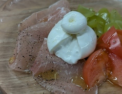 ブラータと生ハムのフルーツカプレーゼ