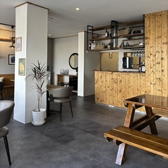 ご家族での団らんやグループでのランチパーティーに最適な、ゆったりとした6人掛けテーブル席です◎開放感のある店内で、美味しいお料理を囲みながら賑やかで楽しいひとときをお過ごしください。