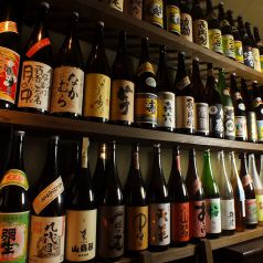 全国の地酒、地焼酎を豊富に揃える。