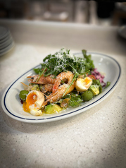 天使の海老とアボカドのコブサラダ