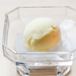 ゆずシャーベットは口に入れた瞬間に広がるゆずの風味が食事の疲れを癒し、次の料理へ期待を高めます