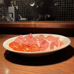 生ハムとサラミの盛り合わせ