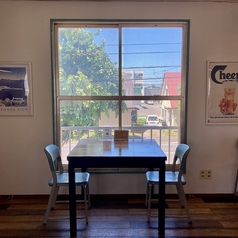 2名掛けテーブル席がございます。