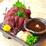ほんのり甘くとろける食感の馬刺しを自家製辛味噌と薬味でどうぞ！