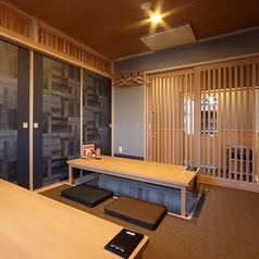 【居酒屋エリア】　4部屋ある掘りごたつのお座敷。一部屋ごと襖で閉じれば8～10名程度のグループ利用にピッタリ！二部屋で20名程度。ご利用人数に応じてお部屋の数を確保させて頂きます。