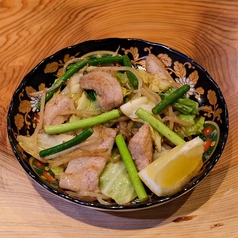 豚トロとにんにくの芽の炒め物