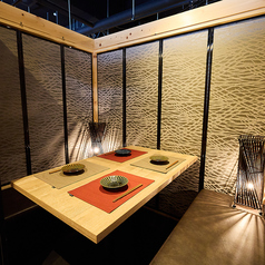 【駅より2分】宴会・ご接待にぴったり！大人の隠れ家空間で当店自慢の料理と美酒をご堪能下さい！最大30名での宴会が可能な大型個室や、少人数での利用も可能な掘りごたつ席など、人数と利用シーンにあわせたお席へへご案内させて頂きます！ 