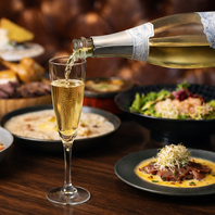 料理を種類豊富なワインやお酒でさらにおいしく！