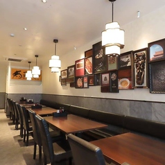 【テーブル席：2～4名様】会社仲間との飲み会やご家族でのお食事に最適！幅広いシーンにご利用いただける4名様用のテーブル席です。この道30年の料理長が腕を振るう本格中華を、アラカルトでシェアするのもおすすめ◎活気がありながらも落ち着いた雰囲気の店内で、本格中華を囲みながら、楽しい時間をお過ごしください。