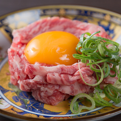 極上の柔らかさと旨み！上ロース使用の「牛肉ユッケ」の写真