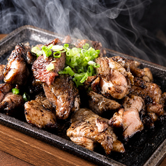 炭火で豪快に仕上げた名物の地鶏の黒焼き！