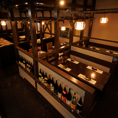 50～80名様で店舗貸切可能♪個室の仕切りをなくし、フロア全体で吹き抜けた開放感のある空間をおつくりします。テーブル・ソファ・カウンターと席種も多彩♪上野駅徒歩30秒と抜群のアクセスなので、大人数の幹事様も安心してご予約いただけます。