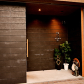 思わず足を止めたくなる和モダンの外観で特別な時間へとお出迎えます。