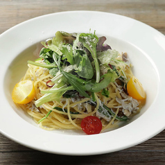 ベビーリーフと 釜揚げしらすのサラダ仕立てペペロンチーノ