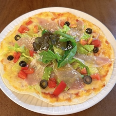 生ハムと季節野菜のピザ
