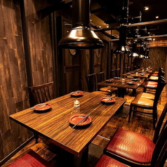 【テーブル席 フロア貸切32名様まで】落ち着いた雰囲気の空間を最大45名様までフロア貸切可能。広々としたテーブル席はゆったりとお過ごしいただけます。会社宴会や同窓会、二次会など様々なシーンでご利用ください！