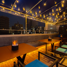 6卓のテラス席は2名様用で、心地よい風を感じながらお食事をご堪能いただけます!開放的な雰囲気の中、オーナー自ら釣り上げた鮮魚や創作料理を楽しむのにぴったり♪ 特別な日を祝うのにも最適なロケーションです。ワイン片手に、素敵な思い出作りはいかがですか?お外で食べる料理は別格です!