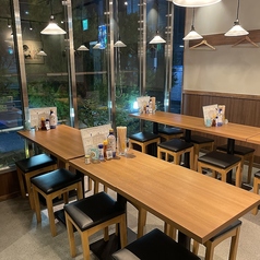 テーブル席は2名から最大24名まで連結可能です！広々店内なので、大小宴会にもぴったりです♪宴会シーズンの週末は混雑が予想されますので、お早目のご予約をお勧めしております！