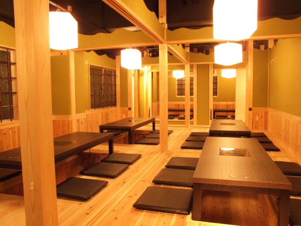 27名様までご利用頂ける掘り炬燵個室。3Fの宴会場は最大70名様まで貸切可