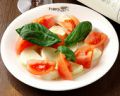 料理メニュー写真 トマトとモッツァレラのサラダ