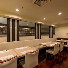 ご家族でのお食事や宴会など様々なシーンでご利用いただけるテーブル席です。