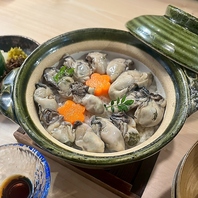 炉端焼きで味わう旬の食材。日替わりの贅沢な一皿を。