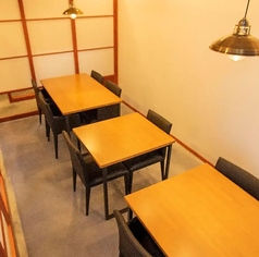 【1階半個室席：2名～12名】ご接待/ご会食・ご家族の特別なシーンに◎魚時会館おさかな亭の1階では、可動式間仕切りで仕切られた半個室席をご用意。会社のお仲間やご接待、ご家族のハレの日など、様々なシーンで気軽にご利用いただけます。程よいプライバシーを確保しながら、リラックスしたひとときをお楽しみください。