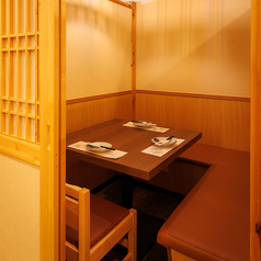 駅近なのでふらっと立ち寄れて、落ち着いた和空間でお食事を味わえます！デートの雰囲気も盛り上げる心地よい明かりで寛ぎの時間をお過ごしください。