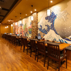 大人数でのご利用にぴったりな広々とした空間をご用意！席数も豊富にあり、10名以上の中規模な宴会から、20名以上の大規模な集まりまで幅広く対応可能。会社の忘年会、仲間内の打ち上げ、同窓会や家族の集まりなど、さまざまなシーンでご利用いただいています。１０人席、８人席テーブルあり 。