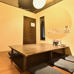 【ご家族でのご利用もどうぞ】広々とお使いいただけるテーブル席をご用意。当店はお子様連れもOKなので、ゆったりとしたテーブル席でお食事を楽しむことができます。