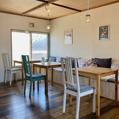 片側ソファベンチのテーブル席となっております。連結すれば最大8名様まで対応可能です。