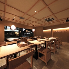 落ち着いた雰囲気の中でお食事を楽しめる全69席をご用意しています。仲間との楽しいひとときや、特別な日の会食に最適な空間です。お客様のニーズに応じたお席で、心地よい時間をお過ごしください。