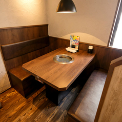 ゆったりとお過ごしいただけるテーブル席で自慢の焼肉をご堪能いただけます。