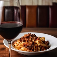 料理を引き立てる落ち着いた雰囲気のダイニングバー