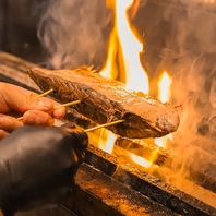 炭火が映える活気ある店内