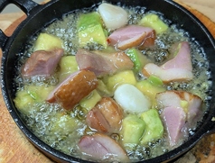 合鴨とアボカドのアヒージョ