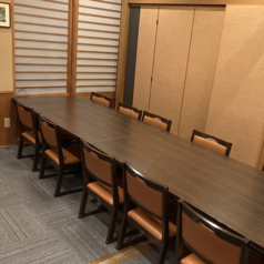 テーブル席ございます。ご家族、ご友人とのお食事はもちろん、各種ご宴会もぜひ『かごの屋』をご利用下さい。※店舗により部屋の配置・席数が異なる場合がございます