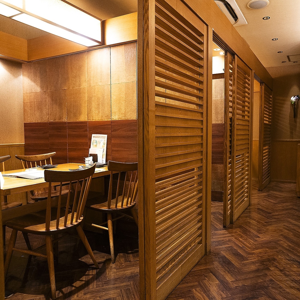 4名様までご利用いただける扉付きの完全個室を完備。プライベート空間でゆっくりお過ごしください。