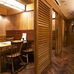 4名様までご利用いただける扉付きの完全個室を完備。プライベート空間でゆっくりお過ごしください。