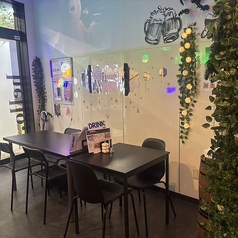 【4名様用テーブル席】親しい仲間と、女子会を楽しむのにぴったりな4名様用テーブル。ミニマムでおしゃれなインテリアで、こだわりのお酒やお料理をどうぞ。カクテルやワインなどドリンク豊富。シャンパンやスパークリングワインもボトルでご注文いただけるので、お祝いや記念日などにもご利用ください。