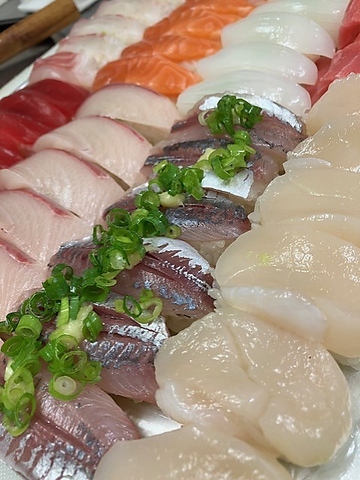 寿司をメインに魚料理や逸品料理が多数あります。 ランチも11時より好評中！