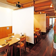 半個室は、程よいプライベート感が魅力の安心できる空間です。それぞれのお席には仕切りを設けており、心地よくお食事を楽しむことができます。普段のお食事から、定例の女子会、ちょっとしたおもてなしまで、さまざまなシーンに対応可能です。落ち着いた雰囲気の中で、大切な人との素敵なひとときをお過ごしください。