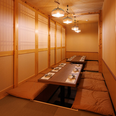 ゆったり大人数でのご宴会におすすめの個室席。NEWOPENの店は断然キレイ！貸切設備も充実してます。大型テレビモニター2台完備！マイク、音響スピーカーも新品です。料理内容やお値段もお気軽にご相談ください。