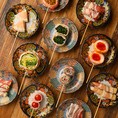 難波高島屋から徒歩2分とアクセス便利な好立地！割烹出身の料理長が朝挽きの紀州梅鶏を中心に、地鶏・鮮魚・野菜と厳選された食材を使用した、逸品料理を皆様へお届けいたします。