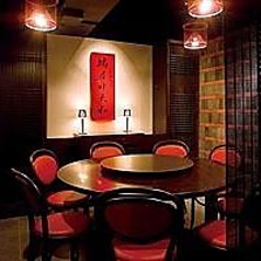 【円卓席】中華料理と言えばやっぱい円卓！全員の顔が見渡せるので、会話が弾みお料理やお酒がより一層美味しく感じられます。またアンティーク調の家具も魅力の一つ！1名様から10名様用と、人数に応じて様々なサイズの円卓のお席をご用意しております。喫煙も可能です。