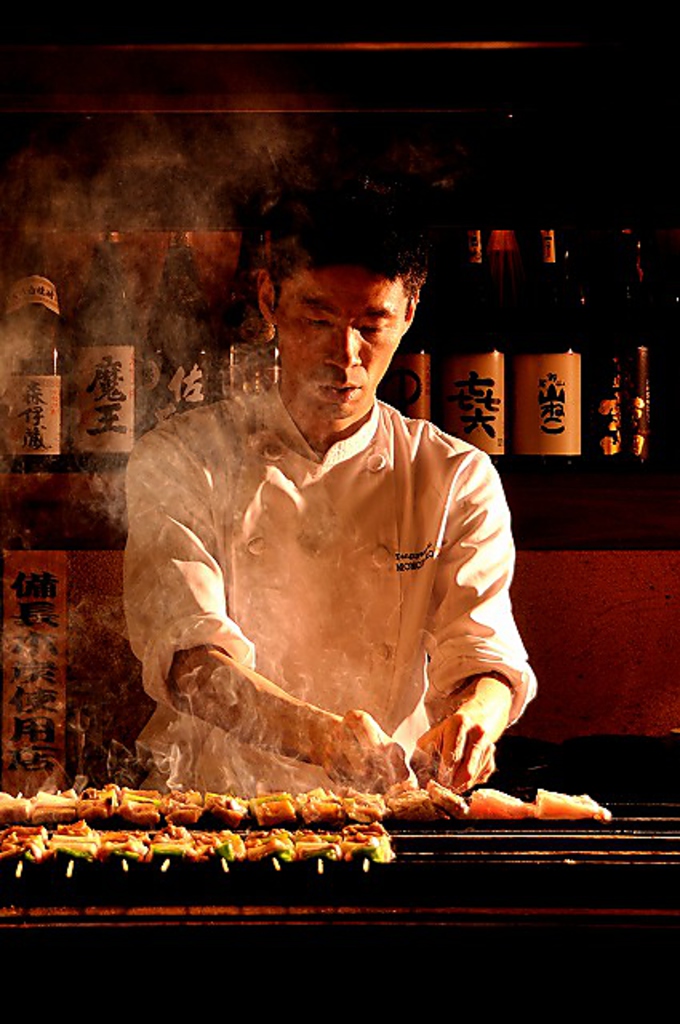 一晩千本焼き。もうもうと燃え上がった煙は、極上のスモークとなって肉を包み込む。